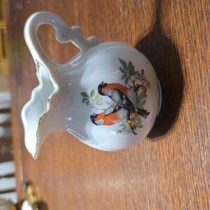 Tiny pitcher/creamer dish